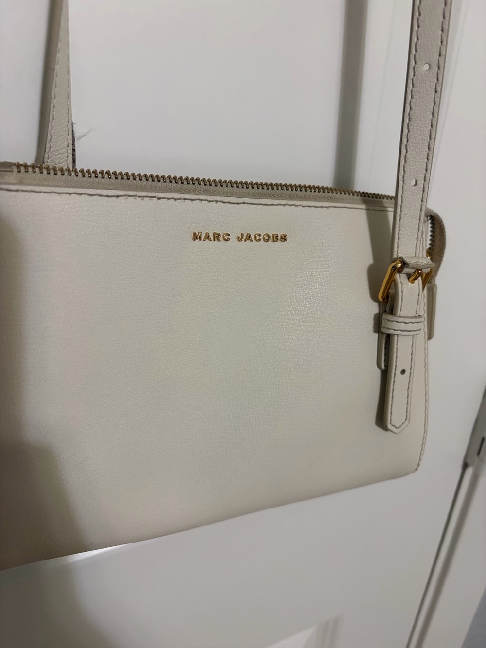 Marc Jacobs Ivory Leather Crossbody with Gold Hardware - Picture 4 of 9
